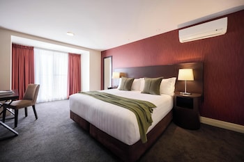 Premier 2 Bedroom Apartment with Lake View