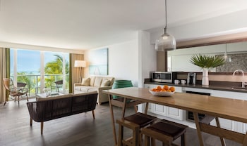 Suite, 1 King Bed with Sofa bed, Oceanfront