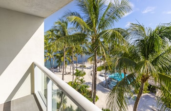 Room, 1 King Bed with Sofa bed, Partial Ocean View (Alligator Reef)