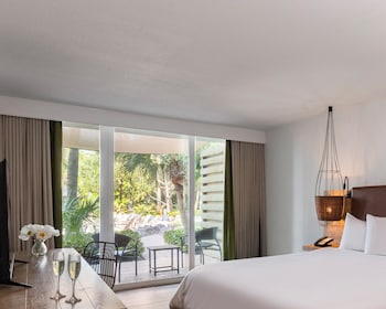 Room, 1 King Bed, Courtyard View (Matecumbe, Lanai)
