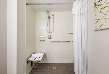 Room, 1 King Bed, Accessible, Courtyard View (Matecumbe, Lanai)