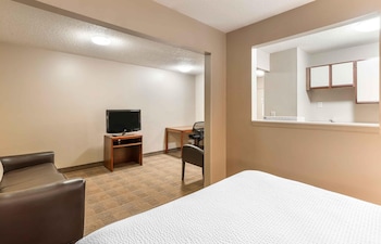 Deluxe Studio, 1 Queen Bed with Sofa bed, Non Smoking