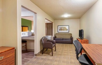 Deluxe Studio, 1 Queen Bed with Sofa bed, Non Smoking