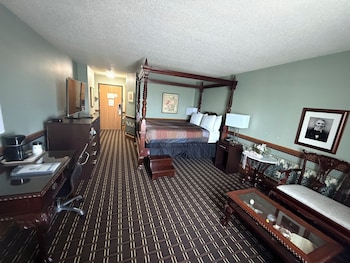 Standard Room, 1 Queen Bed, Non Smoking, Refrigerator & Microwave (Theme Room)