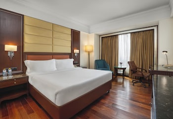 Classic Room, 1 King Bed, Smoking, Pool View