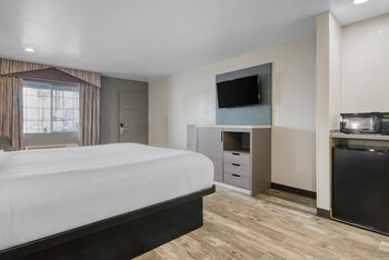 Standard Room, 1 King Bed, Accessible, Non Smoking