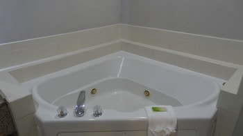 Standard Room, 1 King Bed, Jetted Tub