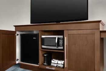 Room, 1 King Bed, Mobility Accessible, Microwave (Mobility)
