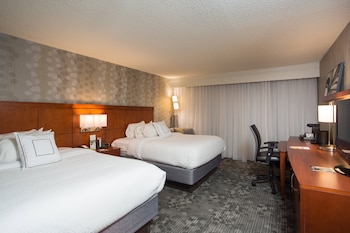 Room, 2 Queen Beds, Accessible Bathtub