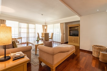 Deluxe Suite (Free Airport Transfer)