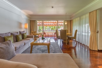 Deluxe Suite (Free Airport Transfer)