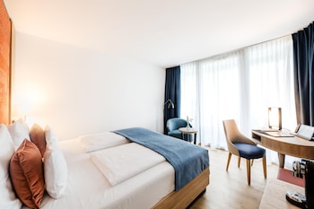 Standard Room, 1 Double Bed, Balcony, Lake View (Walk-in Shower)