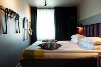 Standard Room (Queen)