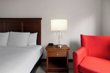 Room, 1 King Bed, Hearing Accessible, Non Smoking (Mobility, Roll-in Shower)