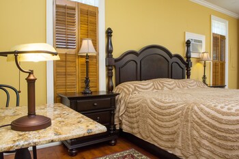 Room, Private Bathroom (11 Railroad Room)