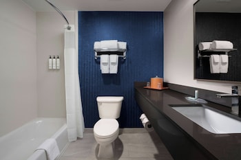 Room, 1 King Bed, Hearing Accessible (Mobility Accessible with Bathtub)