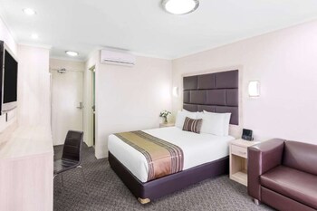 Executive Room, 1 Queen Bed, Non Smoking, Pool View