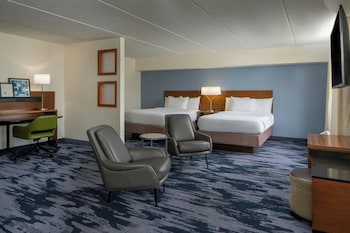 Deluxe Suite, Multiple Beds, Roll-in Shower, Bathtub