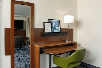 Deluxe Suite, Multiple Beds, Roll-in Shower, Bathtub