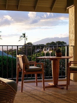 Suite, 1 King Bed, Partial Ocean View