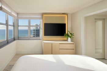 Junior Suite, 1 King Bed, Balcony, Oceanfront