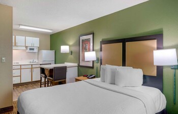 Deluxe Studio, 1 Queen Bed with Sofa bed, Non Smoking