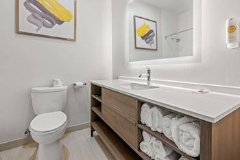 Standard Room, 2 Queen Beds (with Tub)
